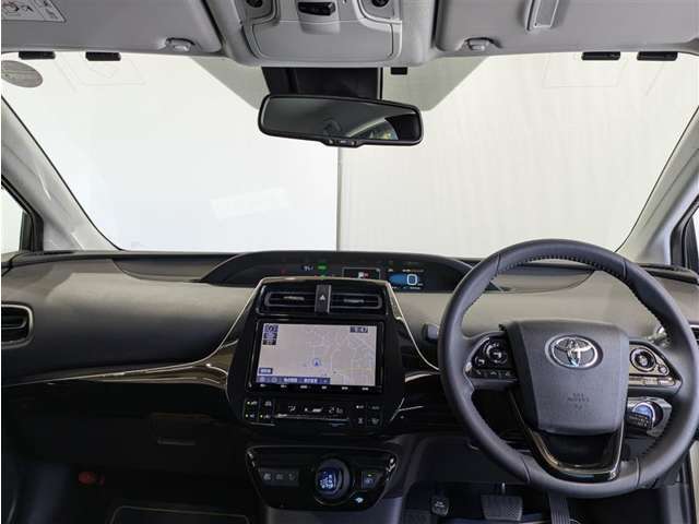 運転の際、常に目にする部分だけにシックで飽きのこないデザインが良いですね。