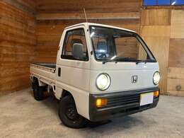 オークション仕入れです。タイヤ運び兼除雪用で買いました。36年落ちのクルマなので立派な旧車。。安心安全快適な装備はないのでリスク重視の方は他のクルマをどうぞ。。LEDハロゲン色ライトバルブつけました