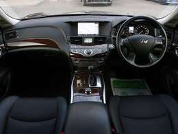 すっきりとしたフーガらしいデザインのダッシュ回り！フロントビューの視認性もよく運転しやすいと思います★