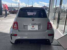 500と同じドーナツ型のテールランプでポップな印象に