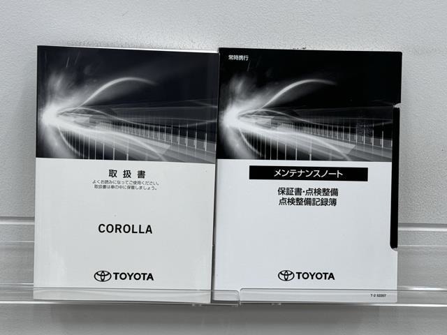 メンテナンスノート、取扱説明書です。　その車の整備記録が事細やかに記録されています。　車が生まれてから今までどのような道を歩んできたのか判るとても重要な物ですよ。