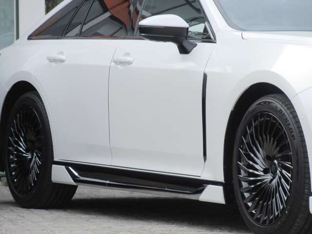 オプション：ブラックパッケージ（245/45ZR20タイヤ＆20×8.5Jアルミホイール［ブラックスパッタリング塗装］）