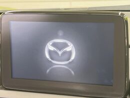 【マツダコネクト】車内の雰囲気にマッチした大型のディスプレイ。スマホ接続でのナビ使用やBluetooth再生等、様々な機能が楽しめます。直感的なダイヤル操作が可能で、使い勝手も良好です。
