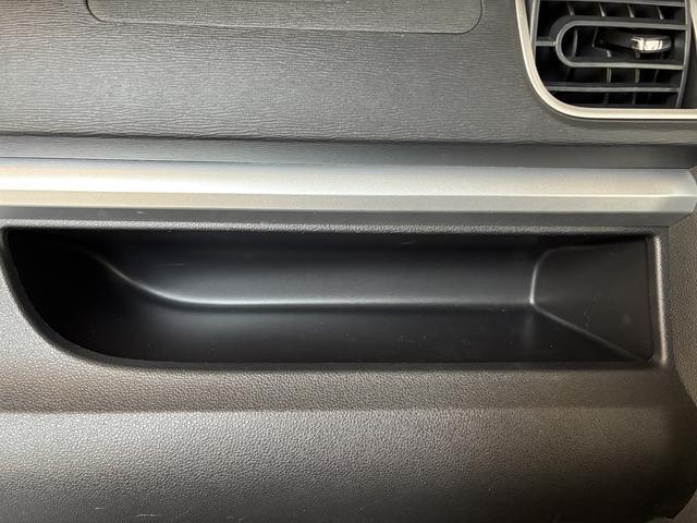 運転席側ワンプッシュ式オートオープンカップホルダー。