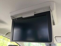 【12.1型フリップダウン】大画面モニターで後席でもエンタメをお楽しみいただけます。家族や友人とお出かけする機会が多い方に大人気です♪