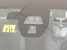 【シティブレーキアクティブシステム】低速走行中に前方の車両等を認識し、衝突しそうな時は警報とブレーキで衝突回避と被害軽減をアシスト。より安全にドライブをお楽しみいただけます。