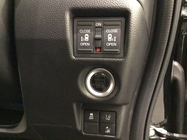 両側電動スライドドアは運転席から操作ができるよう、操作スイッチが付いています。センシング用のVSA（ABS＋TCS＋横滑り抑制）解除とレーンキープアシストシステムなどのメインスイッチも装備。