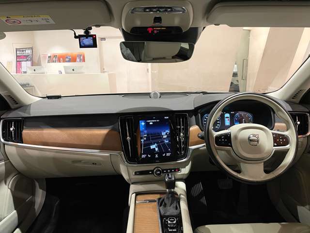 LIBERALAは、輸入車選びの新たなスタイルを提案するインポート・セレクト・ブランドです。オーナー様となる方がクルマから直接感じる感性を第一にした、最良の一台との出会いをコーディネートいたします。
