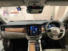 LIBERALAは、輸入車選びの新たなスタイルを提案するインポート・セレクト・ブランドです。オーナー様となる方がクルマから直接感じる感性を第一にした、最良の一台との出会いをコーディネートいたします。