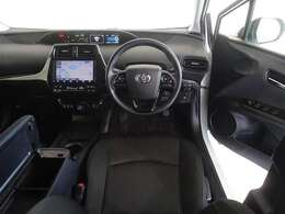 革巻き（合皮製）ステアリングで快適な操作性の運転席です。