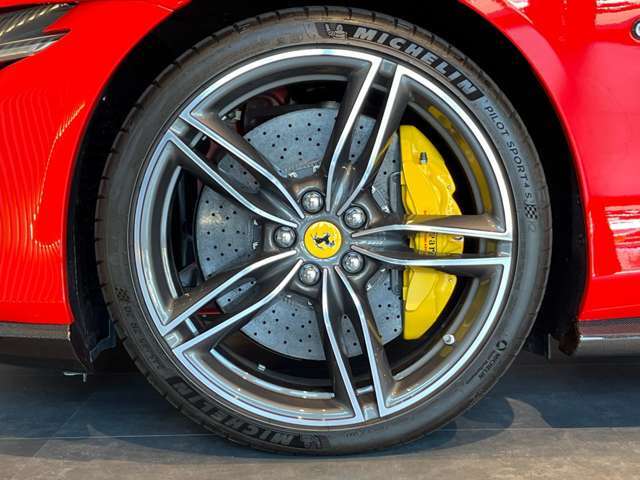 20インチダイヤモンド研磨鍛造スポーツホイール/カラードブレーキキャリパー（ジアッロ・モデナ）