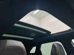 開放感のある人気アイテムの【サンルーフ】搭載。