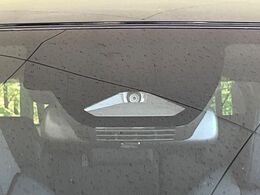 【トヨタセーフティセンス】走行中に前方の車両等を認識し、衝突しそうな時は警報とブレーキで衝突回避と被害軽減をアシスト。より安全にドライブをお楽しみいただけます。