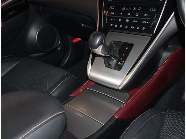 シフトレバーは使いやすい位置に配置。