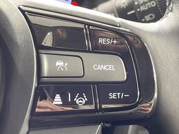 【アダプティブクルーズコントロール】高速道路での長距離走行が楽に！！自動で速度を保つクルーズコントロールが、衝突軽減システムと連携し、前方の車両を感知して車間を保つように速度調節してくれます！！