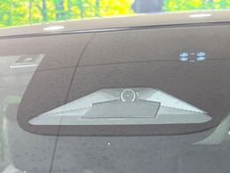 【ホンダセンシング】走行中に前方の車両等を認識し、衝突しそうな時は警報とブレーキで衝突回避と被害軽減をアシスト。より安全にドライブをお楽しみいただけます。