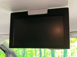 【フリップダウンモニター】大画面モニターで後席でもエンタメをお楽しみいただけます。小さなお子様にも大人気の装備です♪
