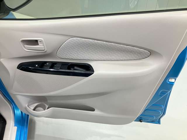 【運転席ドア】収納ポケットが付いているので運転席周りもスッキリ保てます★