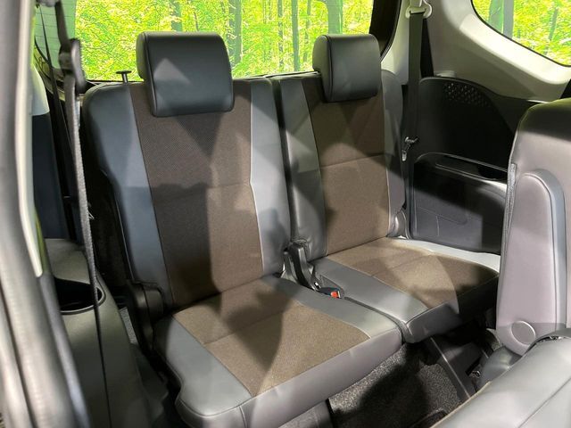 床下収納式のサードシートです。座席部分をコンパクトに収納でき、広大な荷室スペースとしてお使いいただけます！乗車人数や荷物の量など利用シーンに合わせて3列目を有効活用でき、とっても便利♪