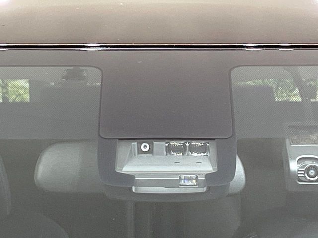 【プリクラッシュセーフティ】前方の車両等を検知し、衝突しそうな時は警報で注意を促し、ブレーキを踏む力をサポート。ブレーキを踏めなかった場合は衝突被害軽減ブレーキが作動、衝突回避をサポートします。