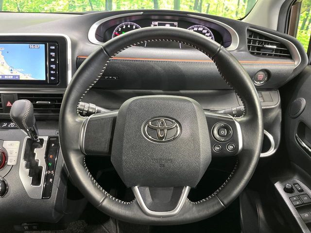 【純正革巻きステアリング】上質な革を使用することで、手にしっかり馴染みとても運転しやすいハンドルです♪