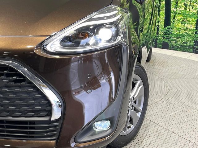 【LEDヘッドライト】悪天候や夜間走行時も良好な視界を確保し安心して運転できる高輝度LEDヘッドライトを装備！点灯速度が早く、消費電力も抑えられています。