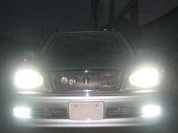 HIDヘッドライト＆LEDポジションライト＆LEDフォグランプを点灯しました。フォグランプは純正のアンバー（黄色）では無く綺麗な白光です。