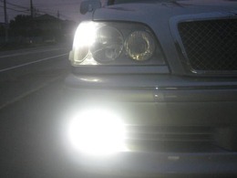 高光度LEDポジションライトとLEDフォグランプの点灯写真です。フロントグリルはトヨタ純正オプション設定のメッキグリル取替えました。