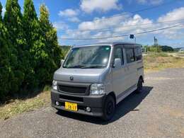 ミッドシップエンジンの為、運転席まわりは比較的静粛性に優れています。さらに重量物が車両中心付近の低い位置に集中してるので、安定感とキビキビ感とが両立したフットワークのある一台です。