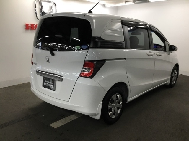 プライバシーガラスが装備されています。外を見るときには気にならずに、後方車両からは車内が見えにくい設計になっております。