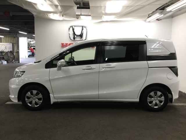 スライドドアなら狭い駐車場でもドアをぶつける心配がありません。ステップが低く乗り降りもしやすいです。とても便利な【両側電動スライドドア】ドアハンドを少し引くだけでリアドアが自動開閉します。