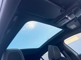 ●パノラマミックガラスルーフ：大迫力のパノラマルーフは、後部座席にまで続いており、開放的な空間をお楽しみいただけます。