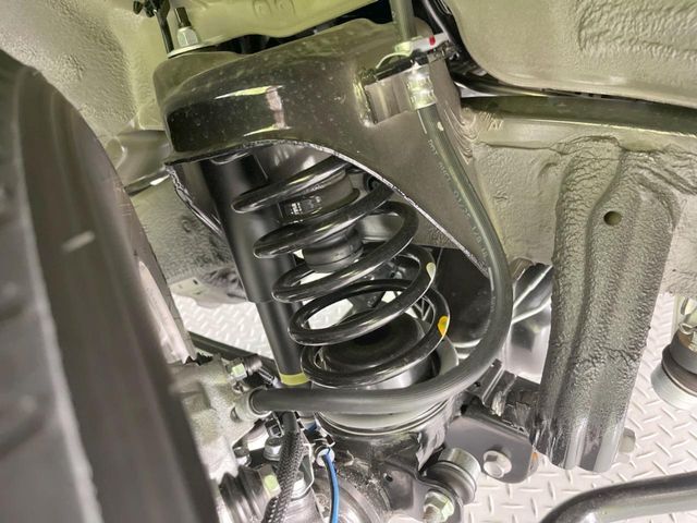 お車を安心してお乗りいただく為には、足回りの定期点検が欠かせません。サービスサポート（有償保証）では無料点検もご提供しており、安心のカーライフをお過ごしいただけるサポート体制が整っています。