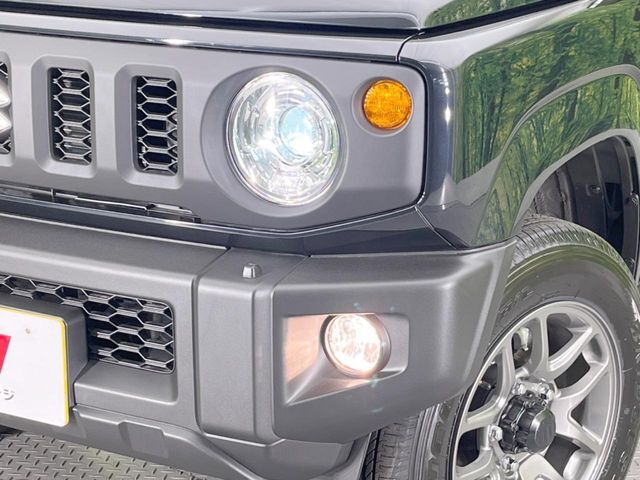 【LEDヘッドライト】悪天候や夜間走行時も良好な視界を確保し安心して運転できる高輝度LEDヘッドライトを装備！点灯速度が早く、消費電力も抑えられています。