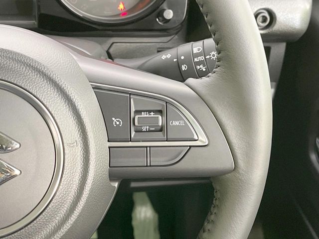 【クルーズコントロール】高速道路もラクラク走行。アクセルを離しても一定速度で走行ができ、長距離運転時の負担を軽減！加速・減速も簡単なスイッチ操作で調整できます。