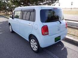 外観ではラパンマークをあしらったフロントメッキグリルを装備し、誕生10年を記念した専用エンブレムをバックドアに貼付。メッキドアハンドルを採用。