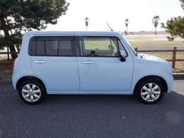 「アルトラパン」は、ライフスタイルを豊かにする身近な雑貨や家具のような愛着のもてる道具という発想から誕生。シックでエレガントなデザインの特別限定車「10thアニバーサリー リミテッド」。