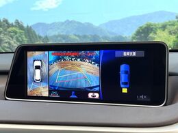 【パノラミックビューモニター】専用のカメラにより、上から見下ろしたような視点で360度クルマの周囲を確認することができます☆死角部分も確認しやすく、狭い場所での切り返しや駐車もスムーズに行えます。