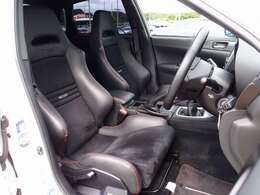 STI専用RECAROハーフレザーシート装着。切れや目立つような擦れ等も無く新車卸したてのような状態となります。ご希望に応じてBRIDE製などのバケットシートに変更も可能です。お気軽にご相談下さい