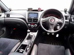 室内は綺麗にルームクリーニング済みとなります。たばこの嫌な臭いや芳香剤の臭いも御座いません。ご希望に応じてRECARO製などのスポーツシートに変更も可能です。お気軽にご相談下さいませ