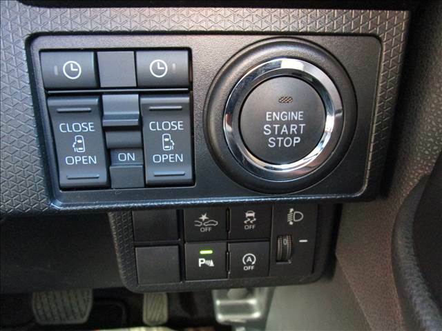 エンジンスタートはこのボタンをワンプッシュ。運転席にいながら左右のスライドドアの開閉も可能です。