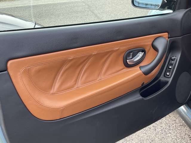 欧州車ではよく見られるドアの内張りの剥がれ。こちらは剥がれや傷等なく綺麗な状態です♪