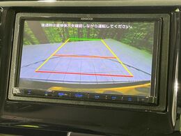 【バックカメラ】駐車時に後方がリアルタイム映像で確認できます。大型商業施設や立体駐車場での駐車時や、夜間のバック時に大活躍！運転スキルに関わらず、今や必須となった装備のひとつです！