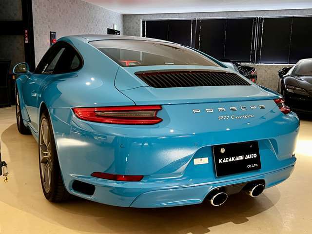 プライバシーガラス、アルミフューエルキャップ、エクステリアパッケージ塗装仕上げ、20インチカレラSホイール