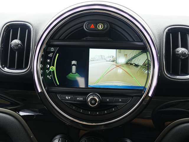 後退時・駐車時に便利なバックカメラも装備されていますので駐車が苦手な方でも安心して駐車していただけます！