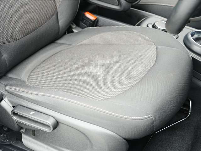 標準シートは適度なクッション性と、長距離でも疲れにくく計算されたホールド感。