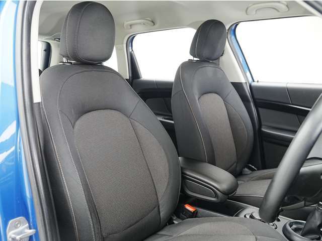 標準シートは適度なクッション性と、長距離でも疲れにくく計算されたホールド感。