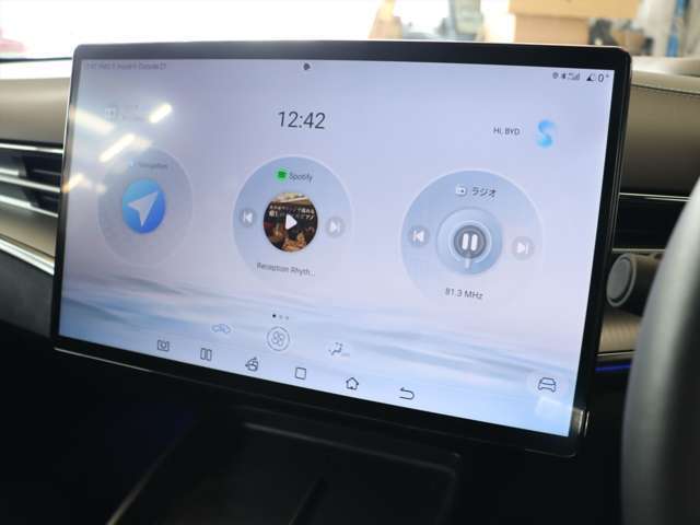 ディスプレイのメイン画面にはナビゲーションやSpotify、ラジオなどのアプリが表示されています　スマートフォンのようにアプリを切り替えて操作します