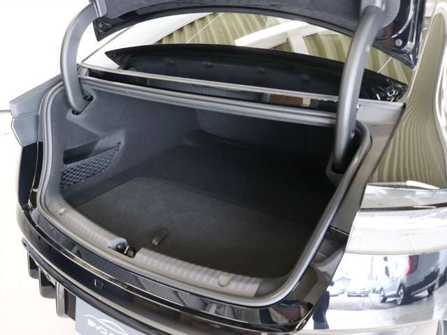 トランクにはタイヤハウスの張り出しなく、奥行きはかなりボリュームがあります　荷室容量は400リッターになります
