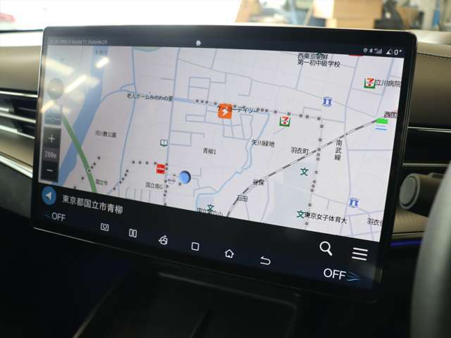 ダッシュボードの中心にありますメインモニターは15.6インチになります　ナビゲーションはゼンリン製の地図データになりますので、日本車と同様にお使いいただけます